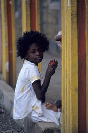Archipel-des-Comores;-Couleurs;-Enfant;-Fillette;-France;-Kaleidos;-Kaleidos-images;-La-parole-à-limage;-Laurent-Abad;-Mayotte;-Océan-Indien;-Portrait;-Poteaux;-Stories-Pictures;-Vie-quotidienne